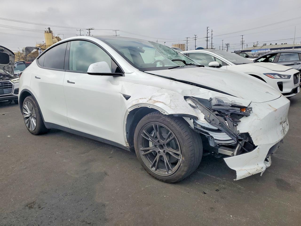 2025 Tesla Model Y - Фото 4