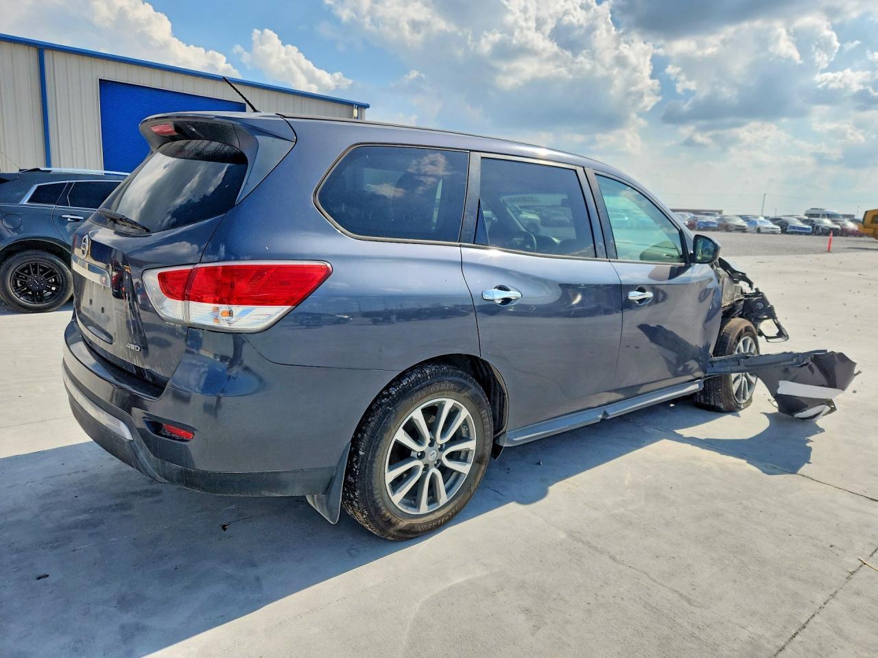 2013 Nissan Pathfinder S - Image 3