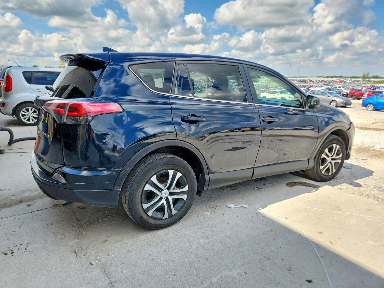 2017 Toyota Rav4 Le - Фото 3