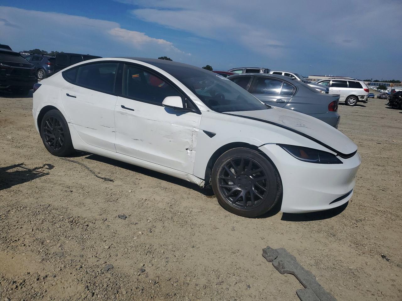 2025 Tesla Model 3 - Фото 4