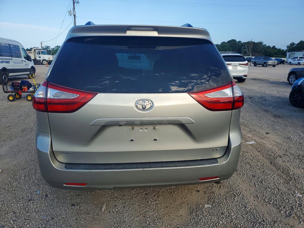 2017 Toyota Sienna Le - Image 6