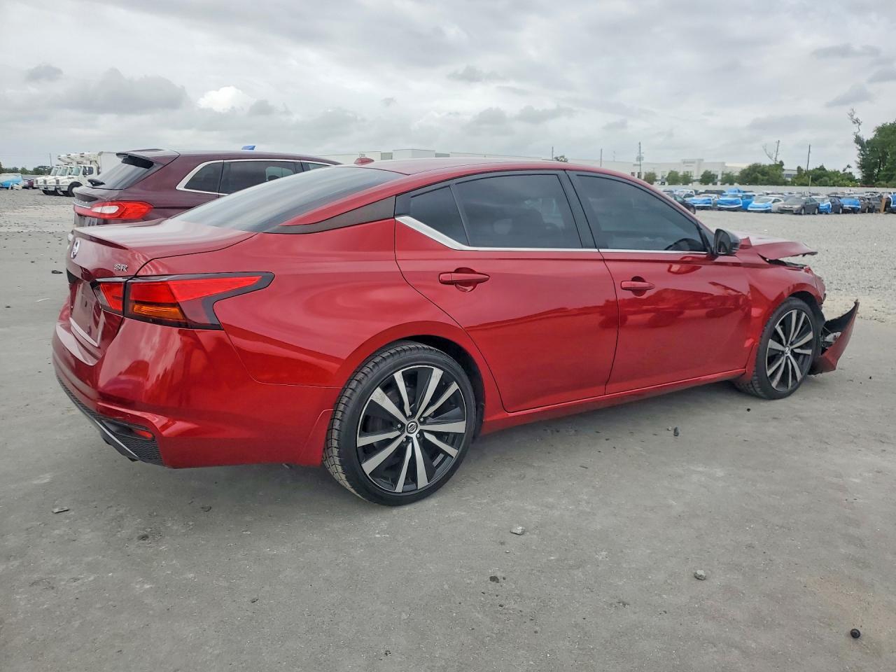 2020 Nissan Altima Sr - Фото 3