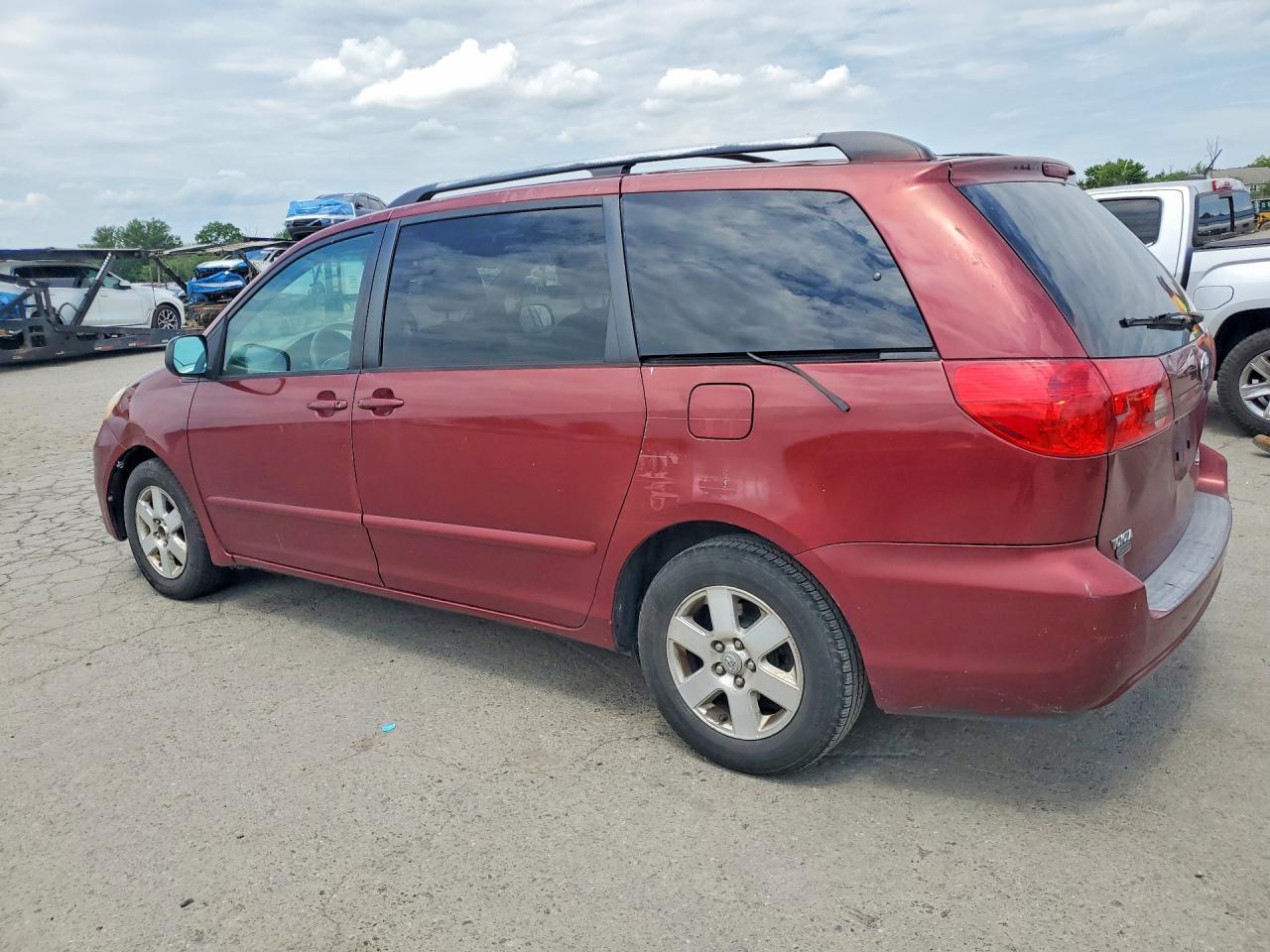 2008 Toyota Sienna Le 7-Passenger - Image 2