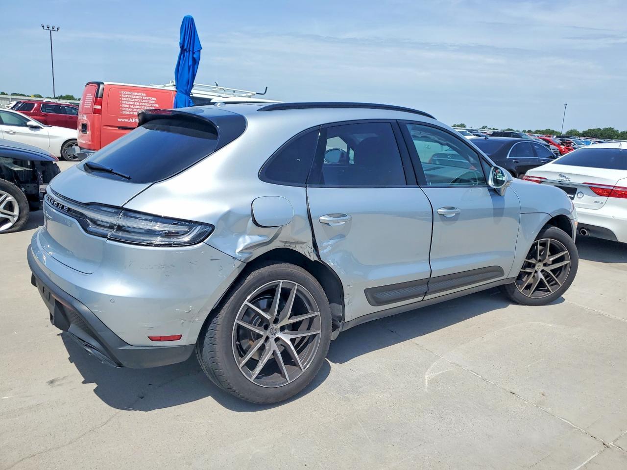 2025 Porsche Macan Base - Фото 3