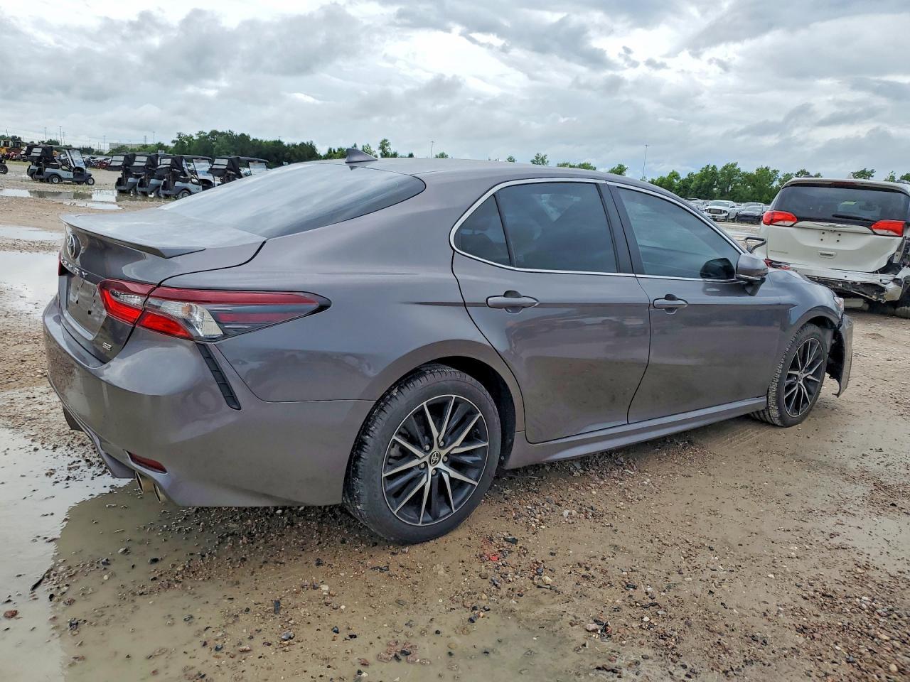 2024 Toyota Camry Se - Image 3