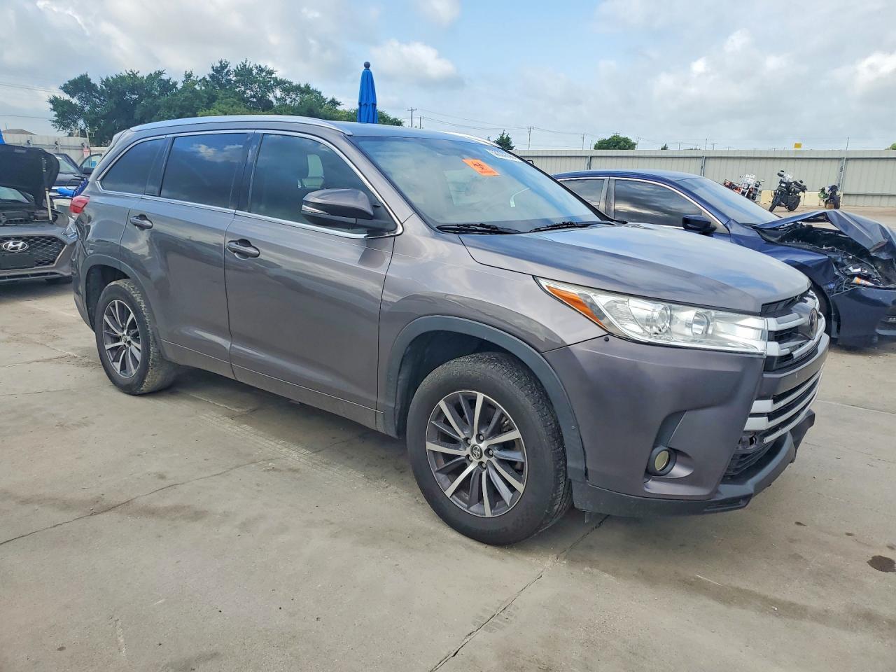 2017 Toyota Highlander Xle - Image 4