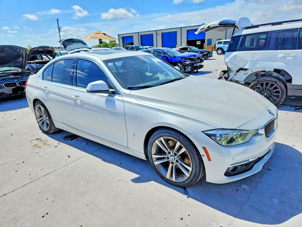 2017 BMW 330E - Фото 4