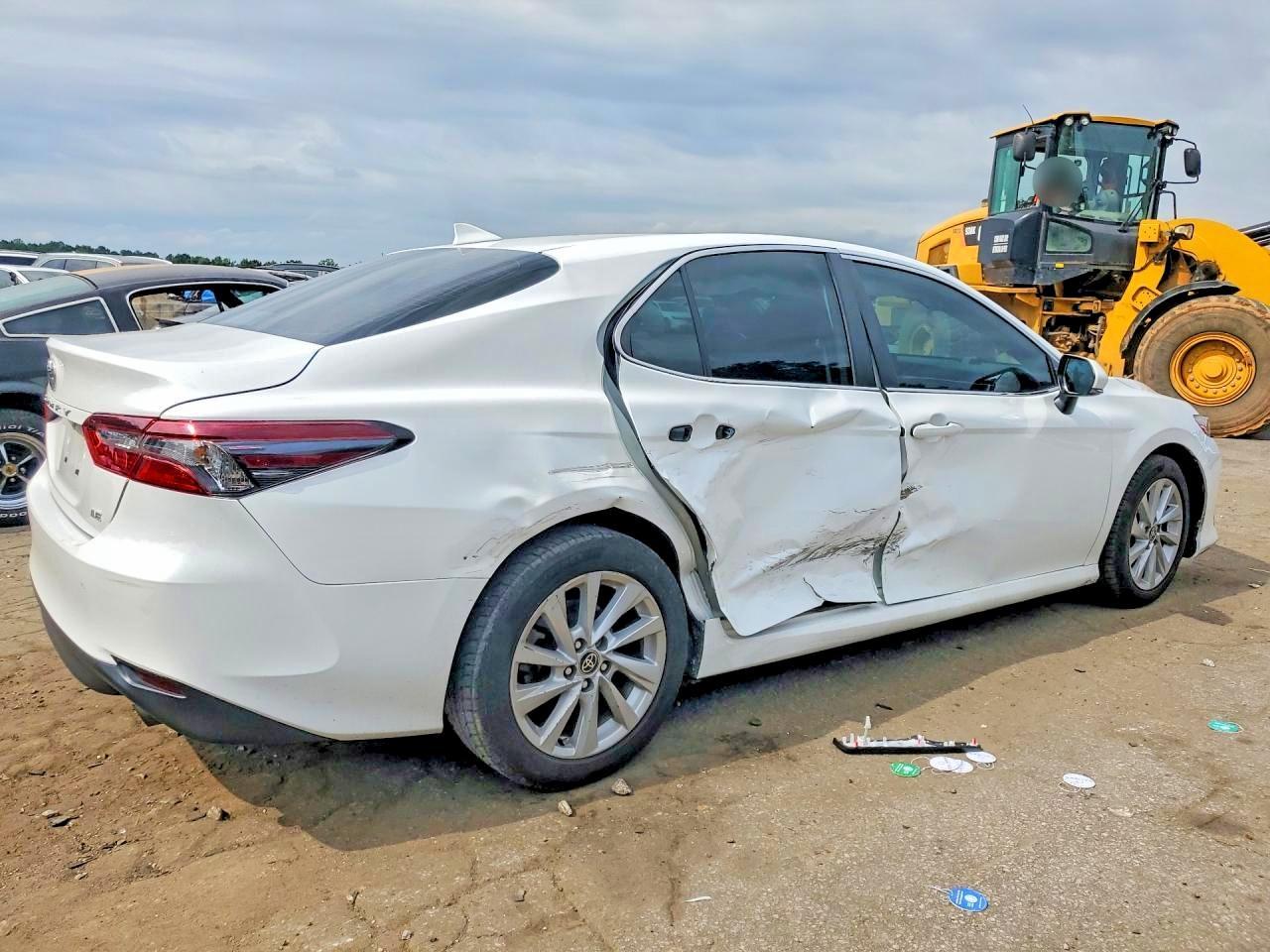 2022 Toyota Camry Le - Фото 3