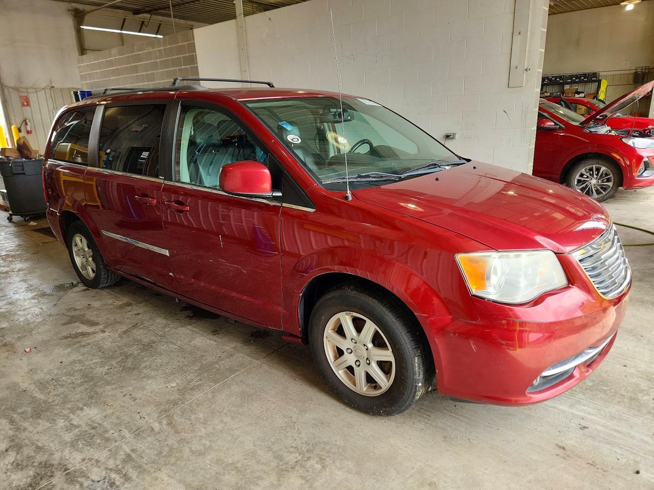 2013 Chrysler Town & Country Touring - Фото 4