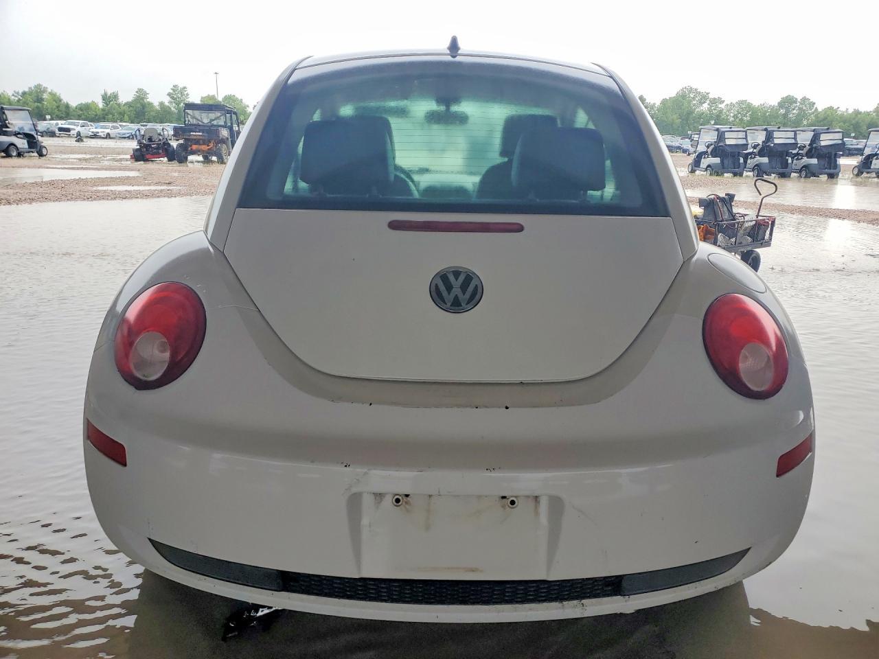 2010 Volkswagen New Beetle - Фото 6