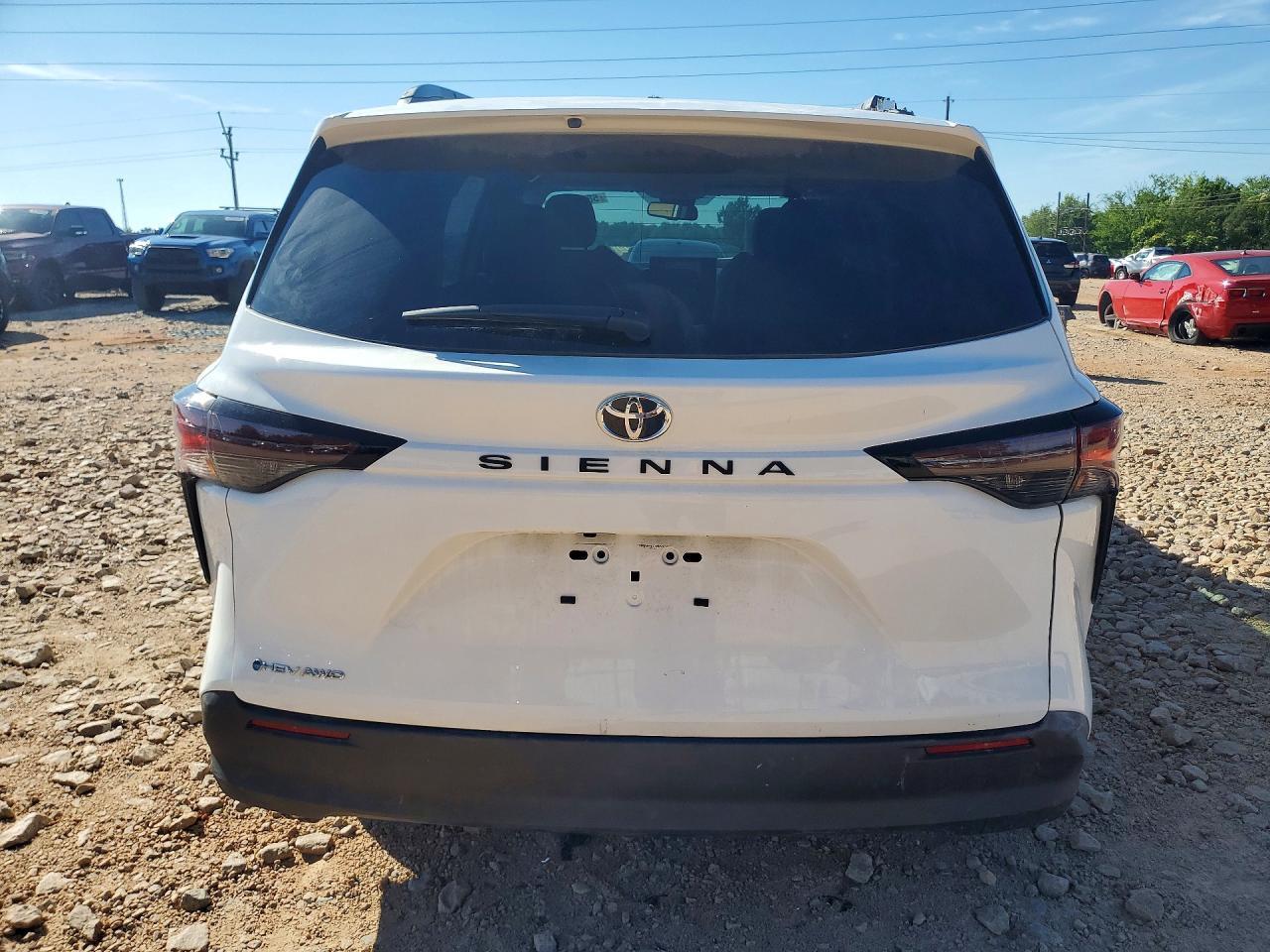 2026 Toyota Sienna Le - Image 6