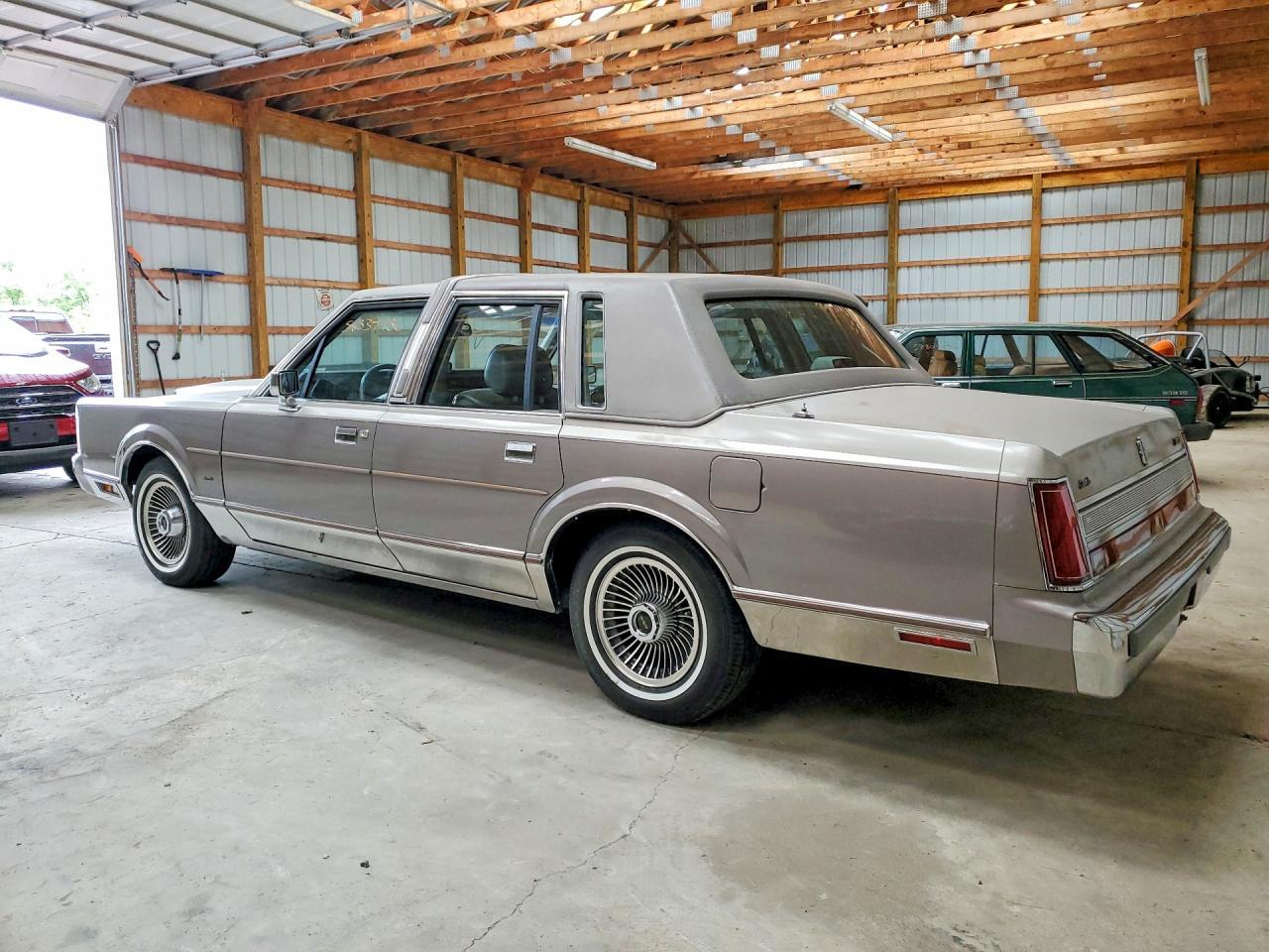 1989 Lincoln Town Car Executive L - Image 2