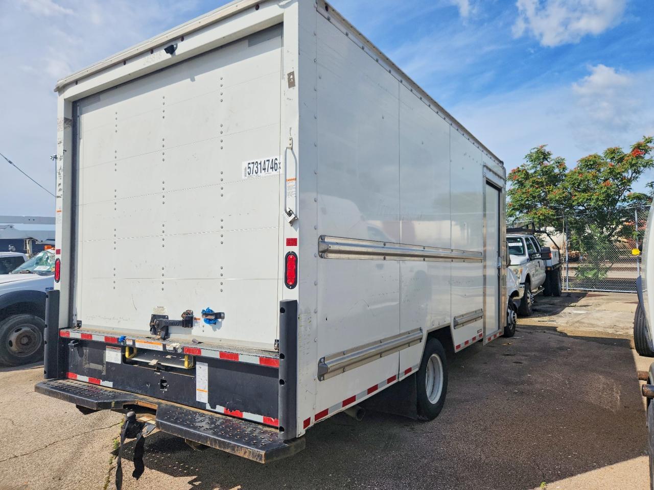 2022 GMC Savana Box Truck - Фото 3