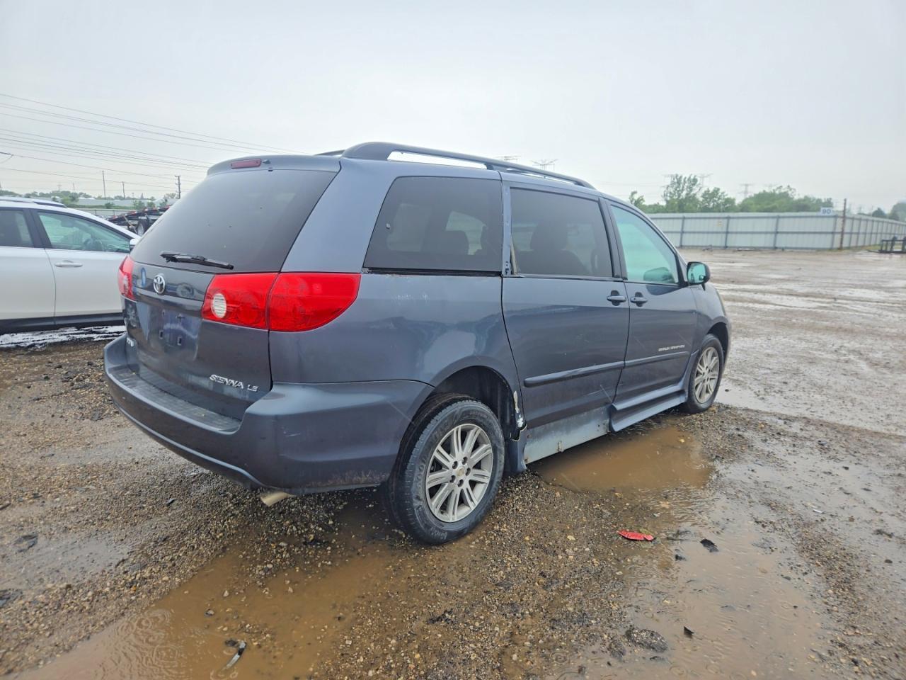 2010 Toyota Sienna Le 8-Passenger - Image 4