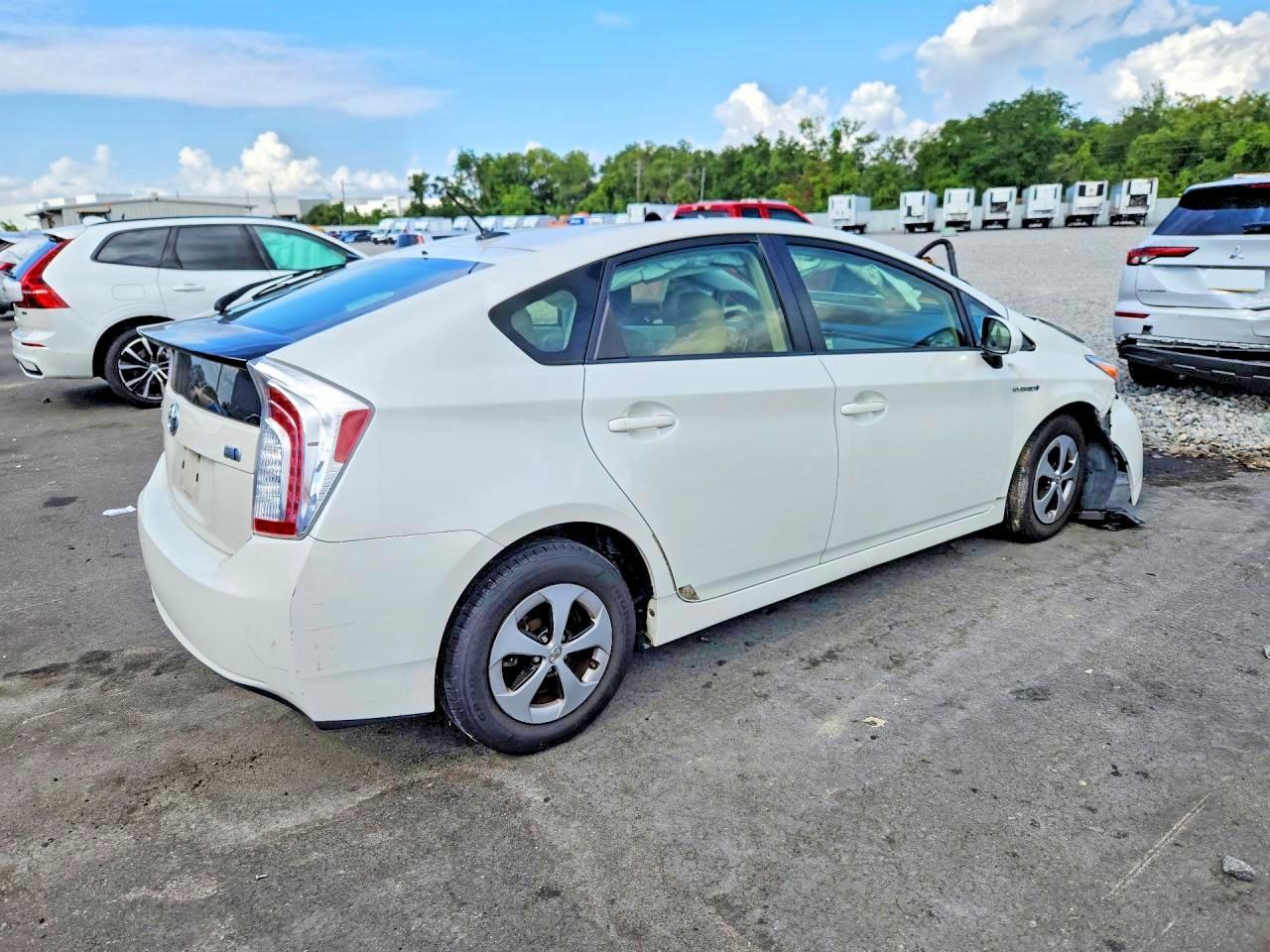 2015 Toyota Prius Four - Image 3