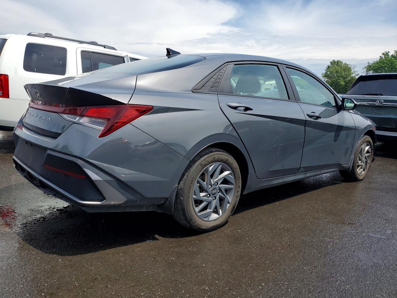 2024 Hyundai Elantra Sel - Image 3
