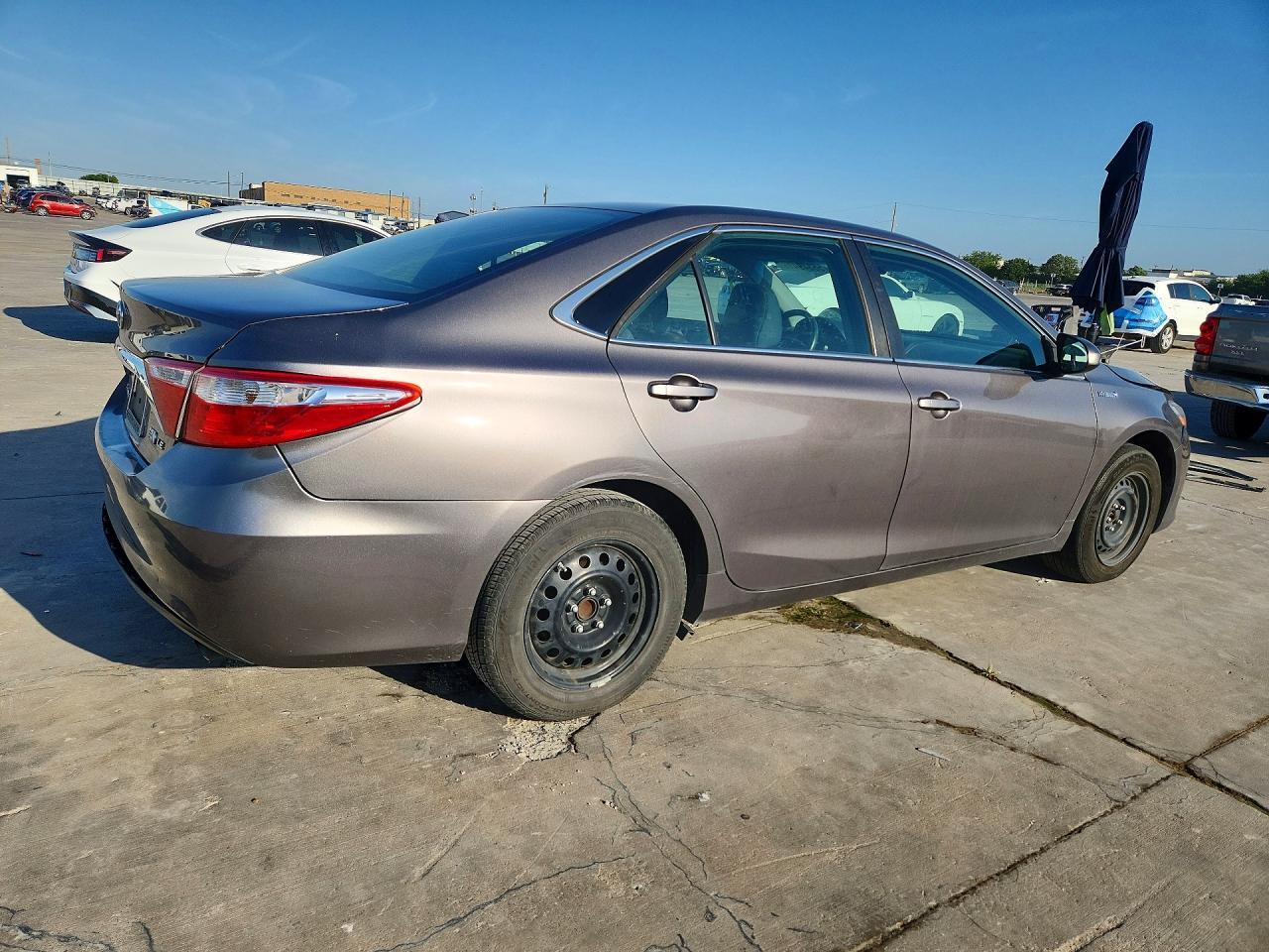 2017 Toyota Camry Hybrid Le - Image 3