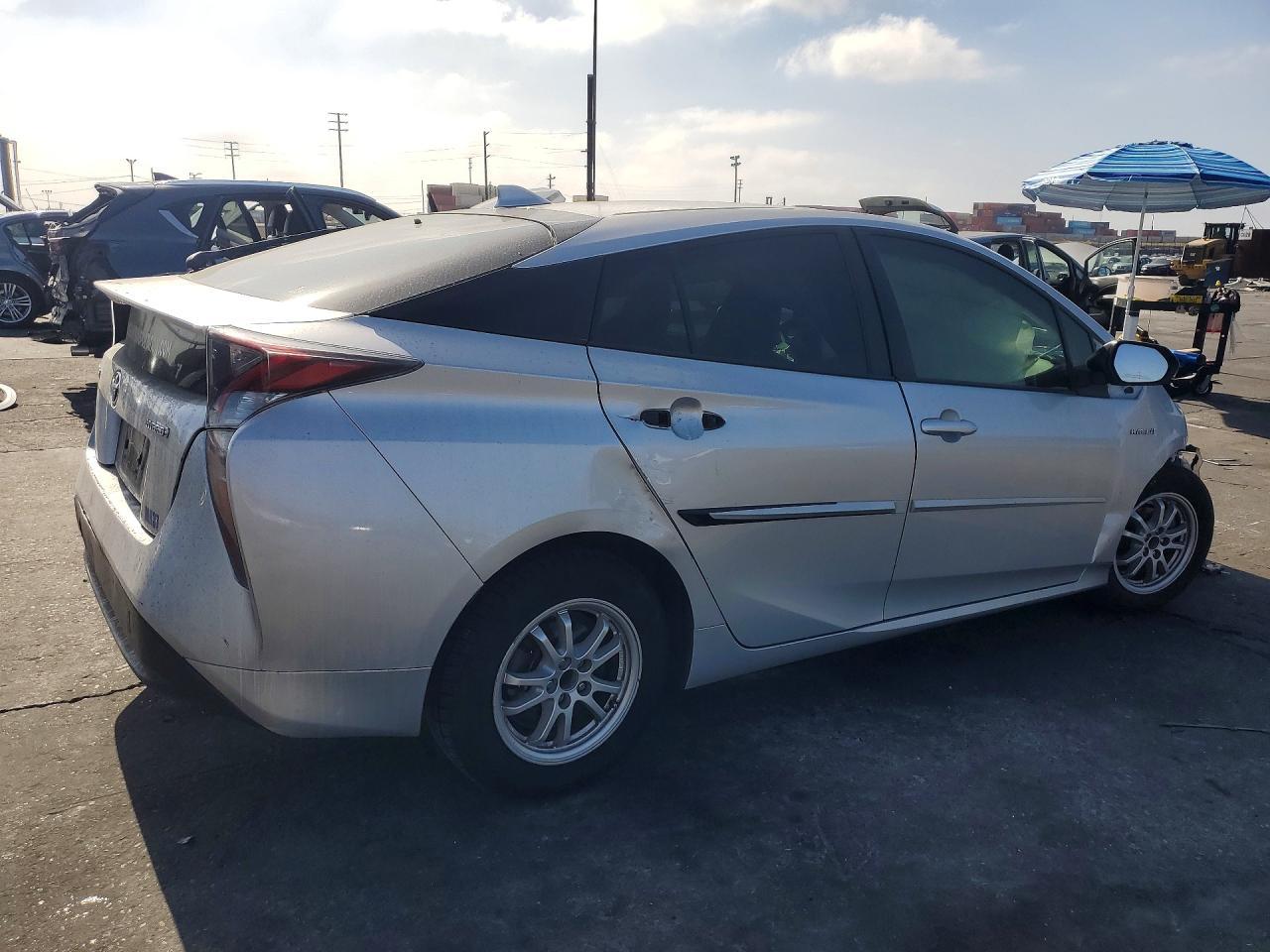 2016 Toyota Prius Two - Фото 3