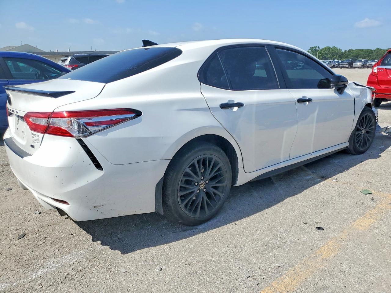 2020 Toyota Camry Se Nightshade - Фото 3