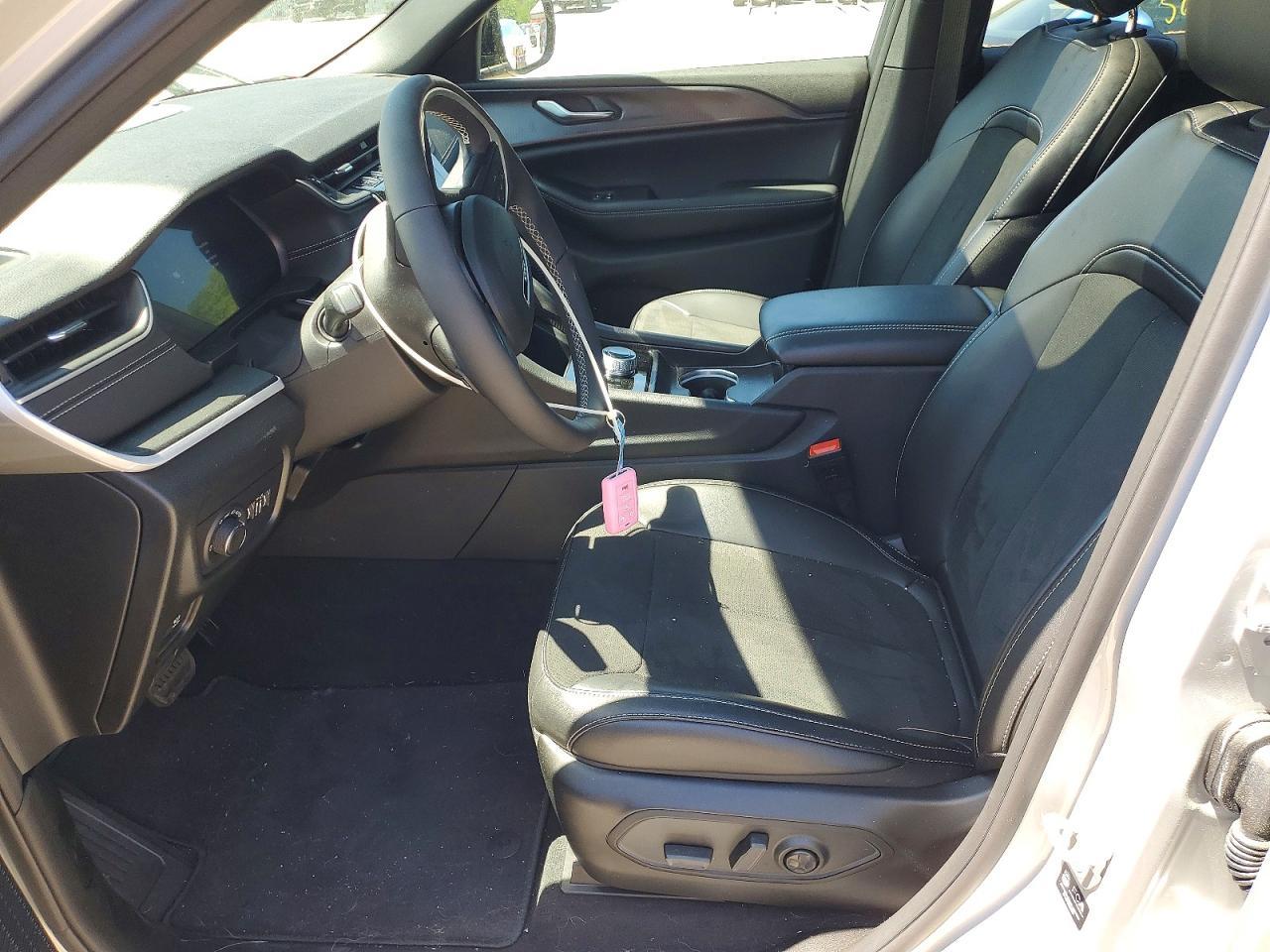 2025 Jeep Grand Cherokee L Laredo - Image 7