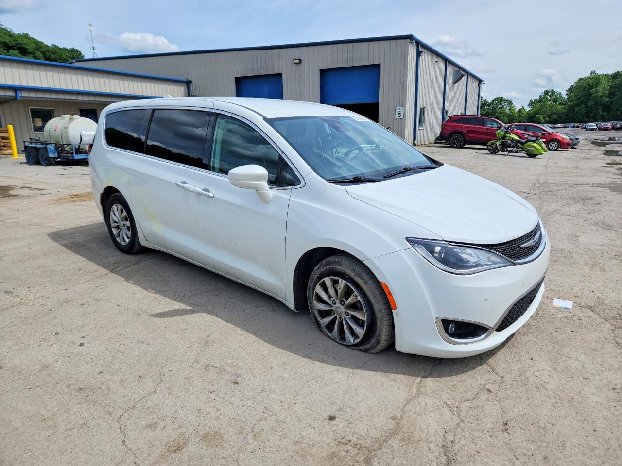 2019 Chrysler Pacifica Touring Plus - Фото 4