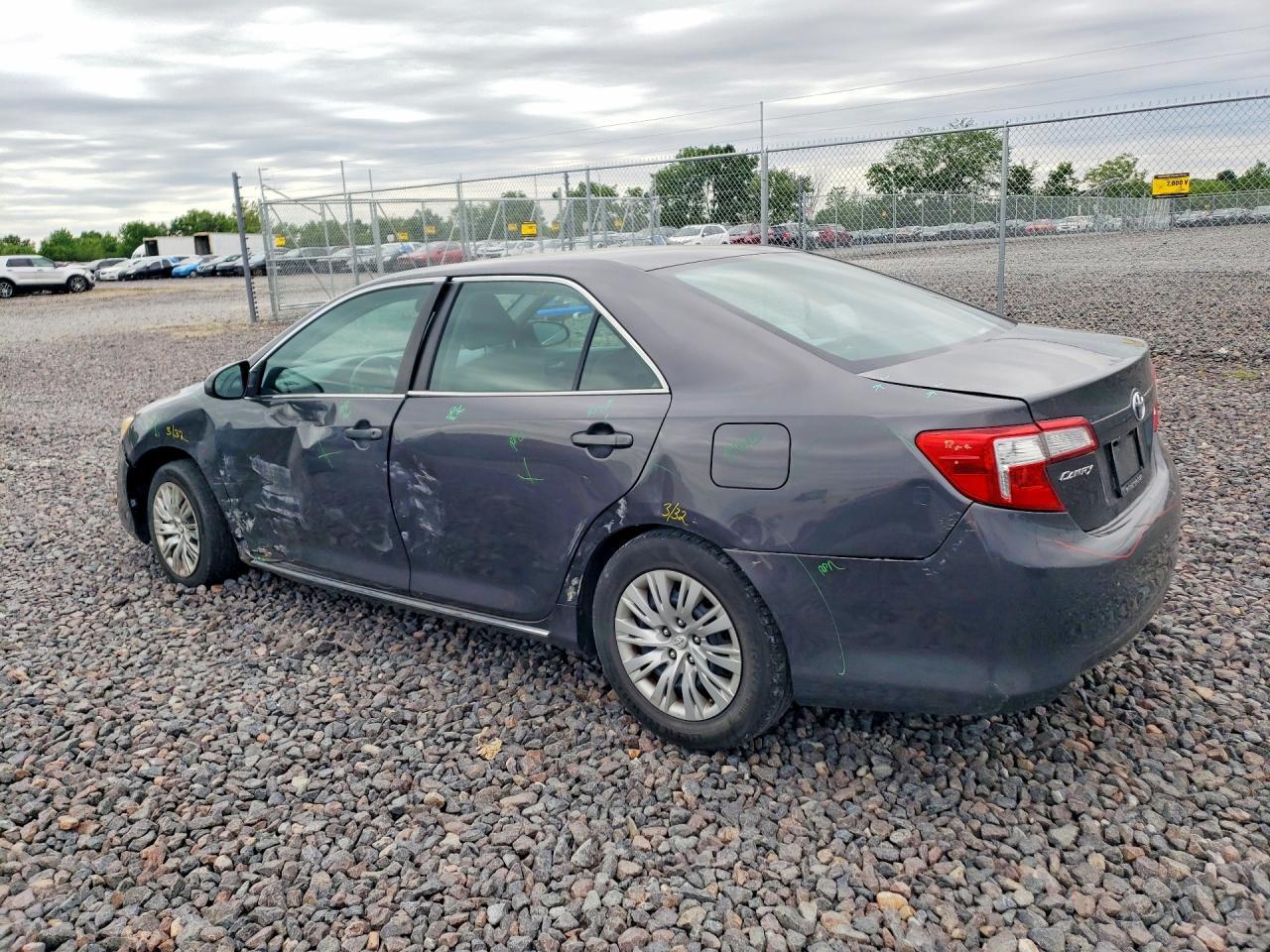 2014 Toyota Camry Le - Фото 2