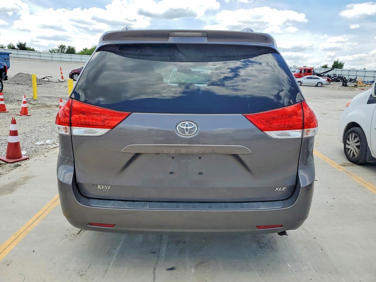 2013 Toyota Sienna Xle 8-Passenger - Фото 6