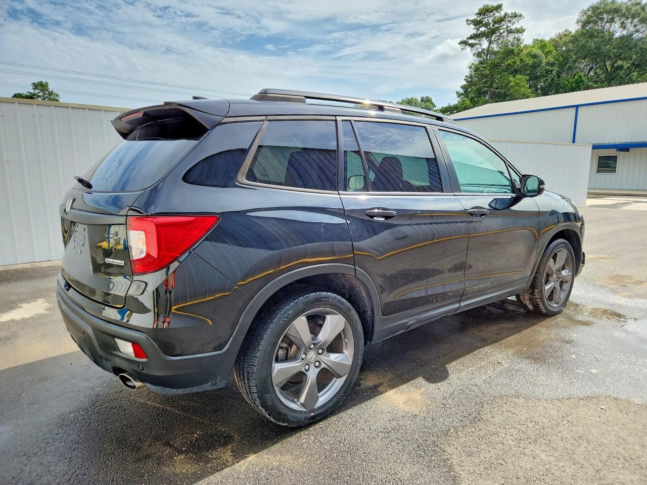 2021 Honda Passport Touring - Image 3