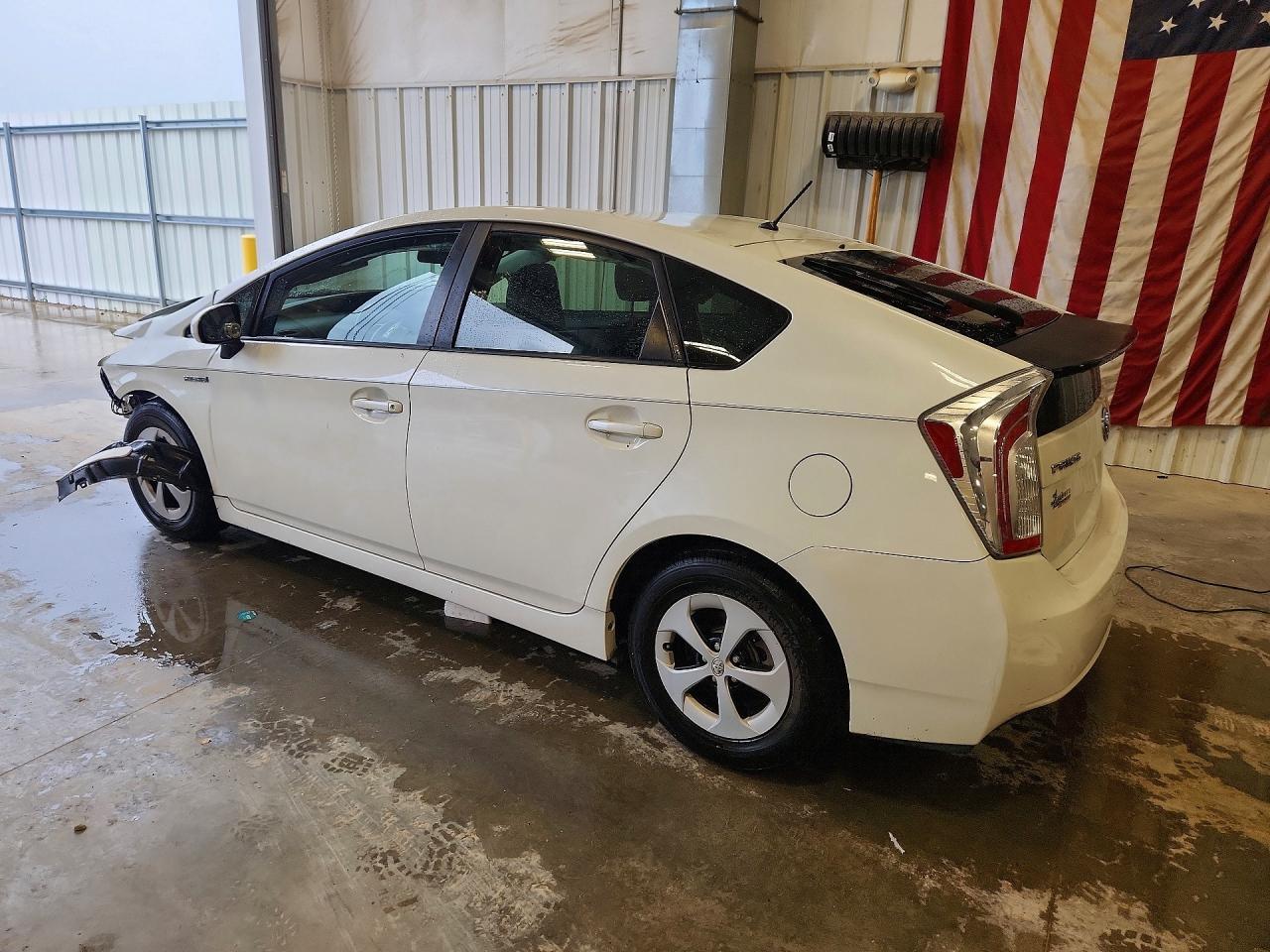 2014 Toyota Prius Two - Фото 2