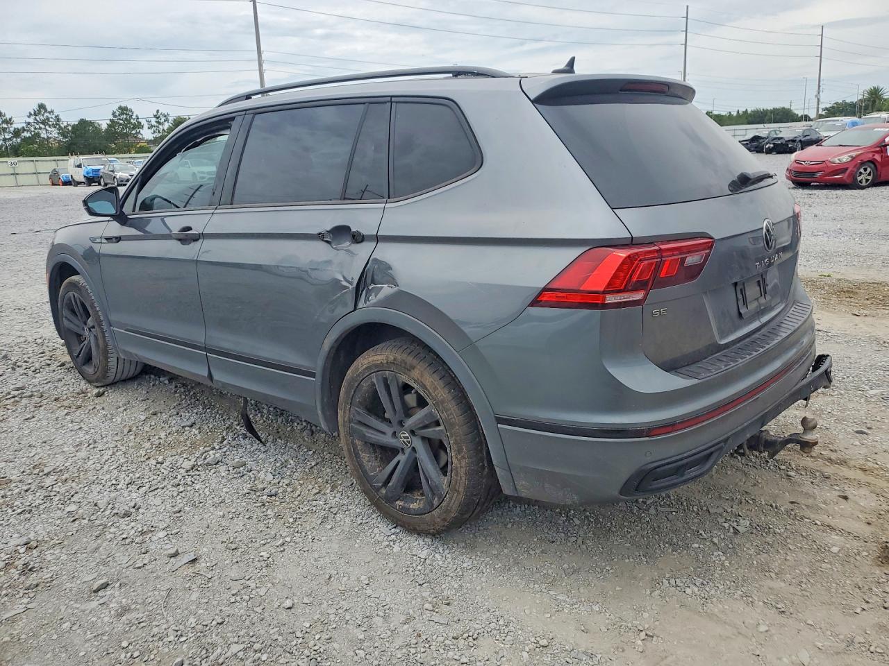 2023 Volkswagen Tiguan Se R-Line Black - Image 2