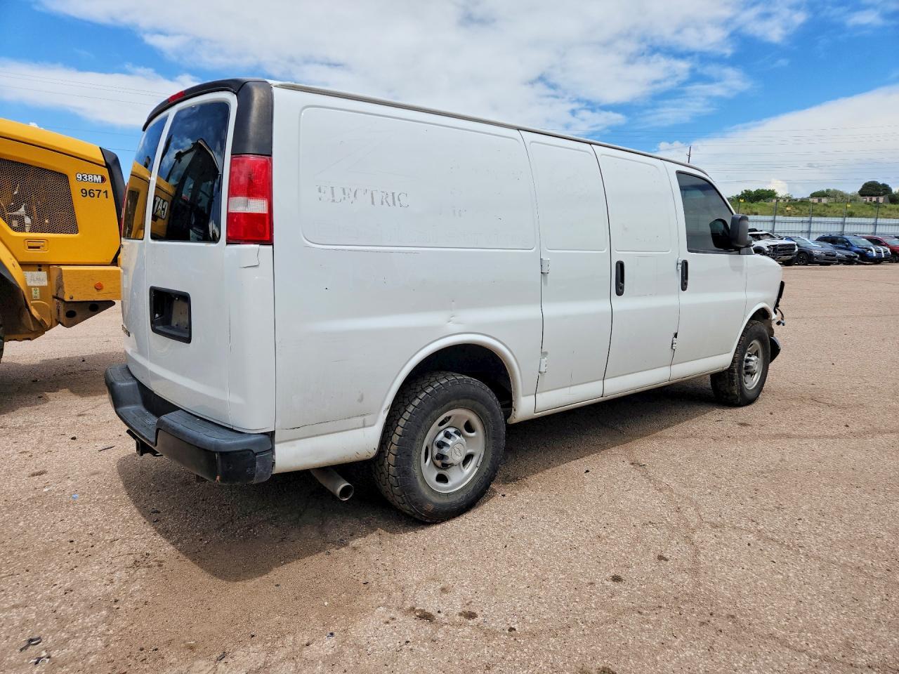 2017 Chevrolet Express G2500 - Фото 3