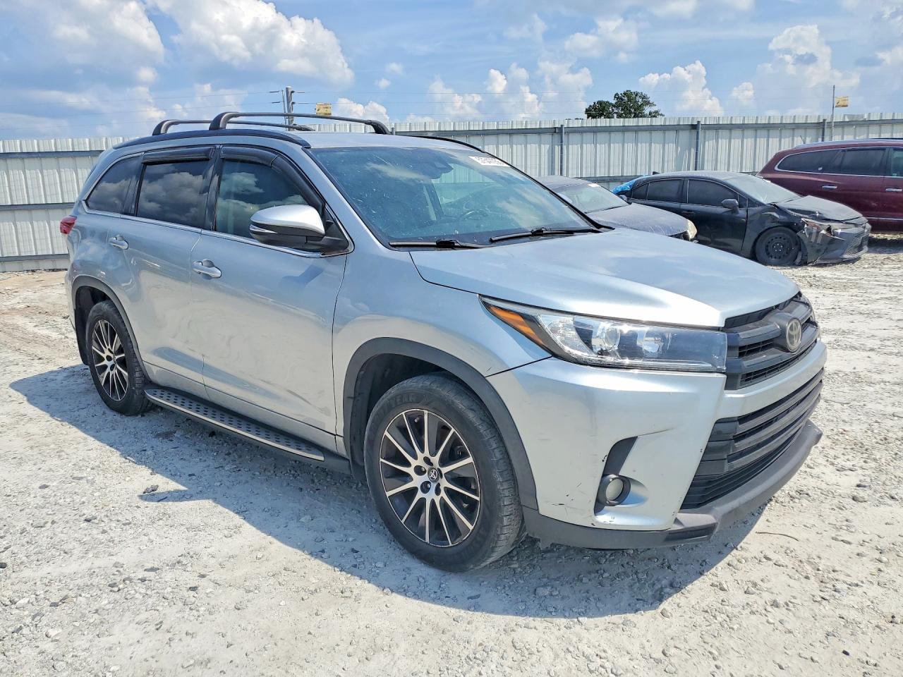 2017 Toyota Highlander Se - Фото 4
