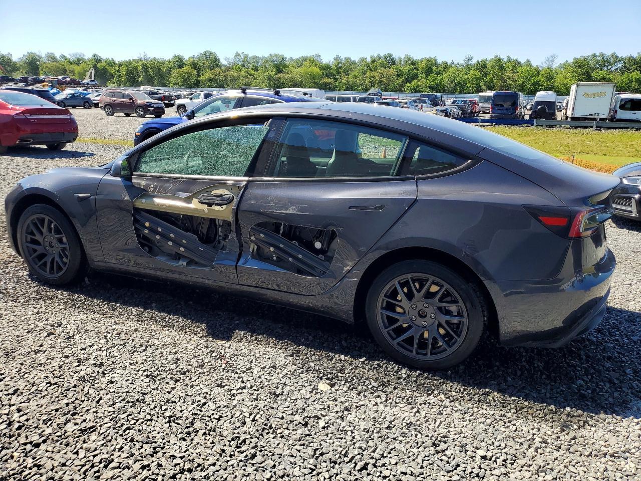 2025 Tesla Model 3 - Фото 2