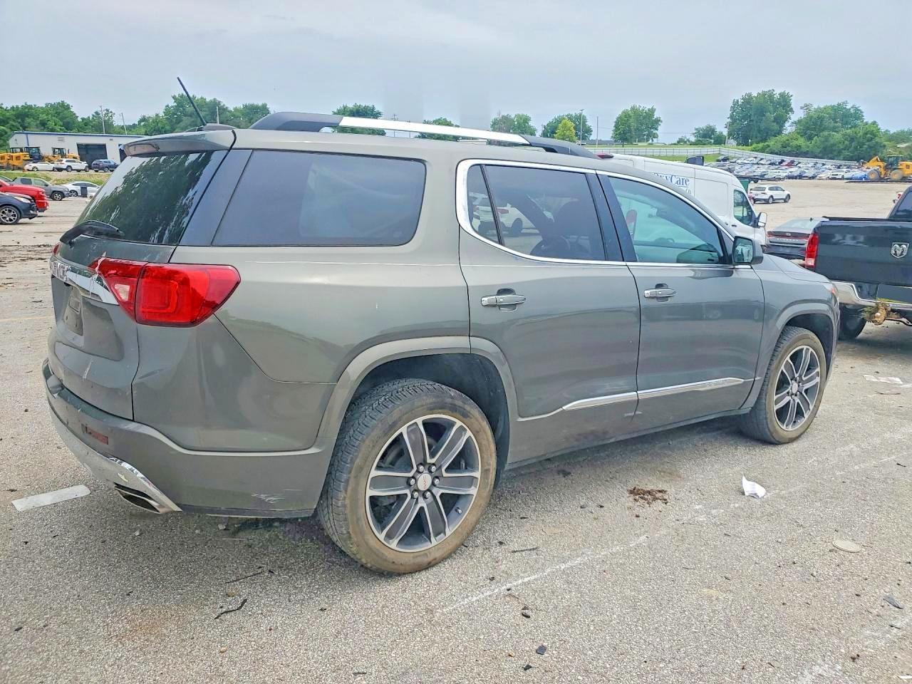 2018 GMC Acadia Denali - Image 3
