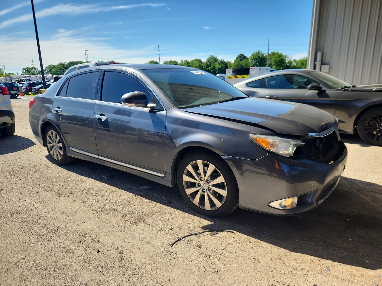 2011 Toyota Avalon Limited - Image 4