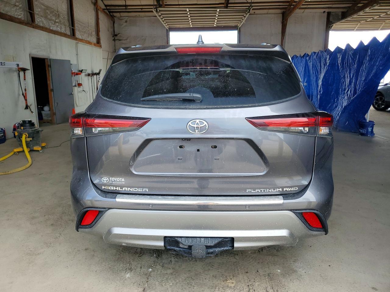 2024 Toyota Highlander Platinum - Image 6