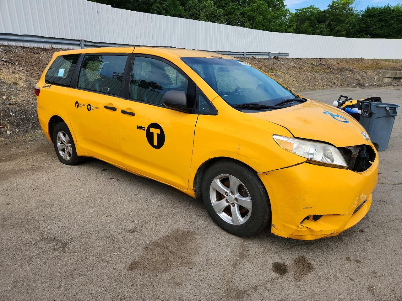 2017 Toyota Sienna - Image 4