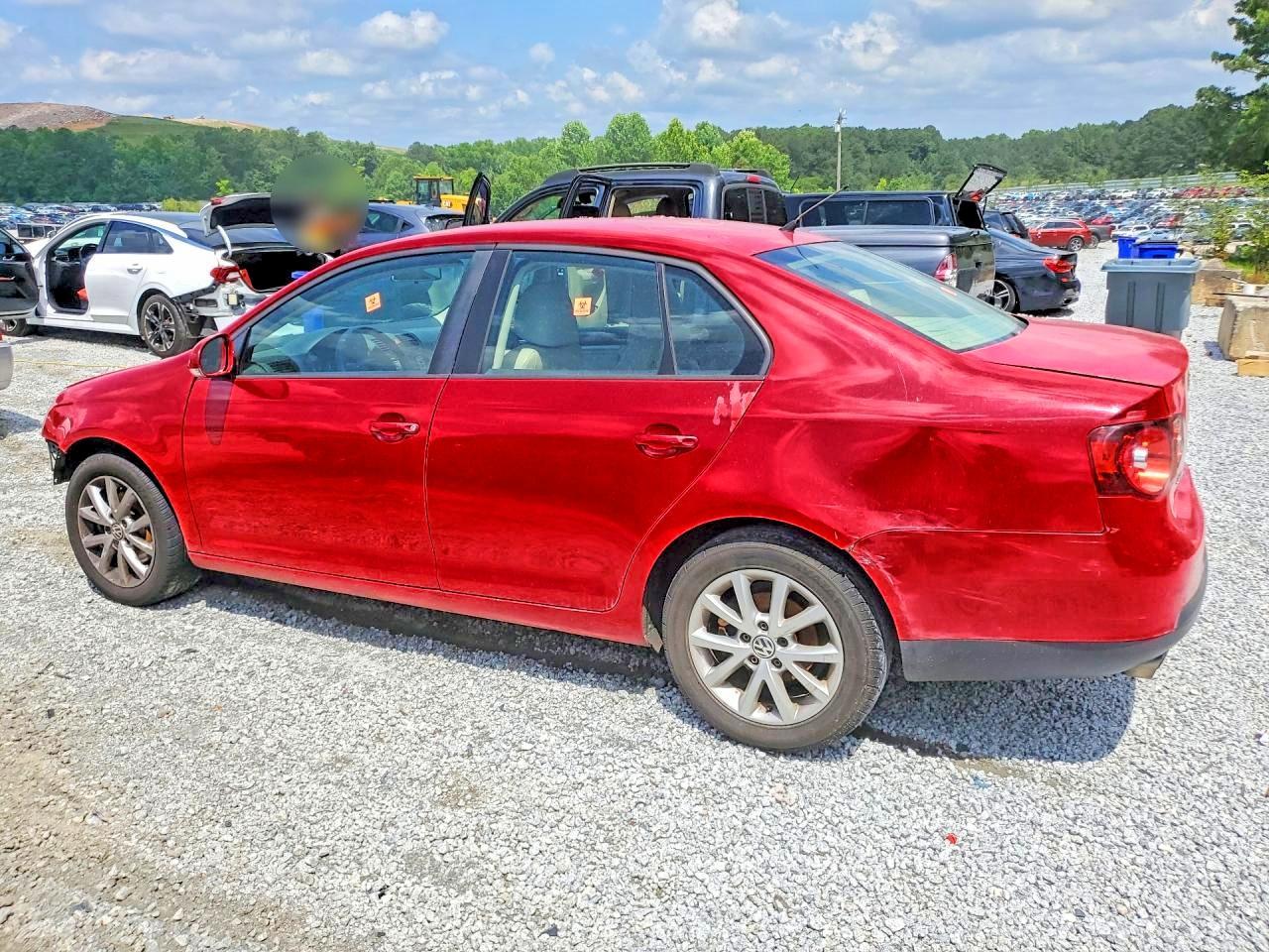 2010 Volkswagen Jetta Limited - Image 2