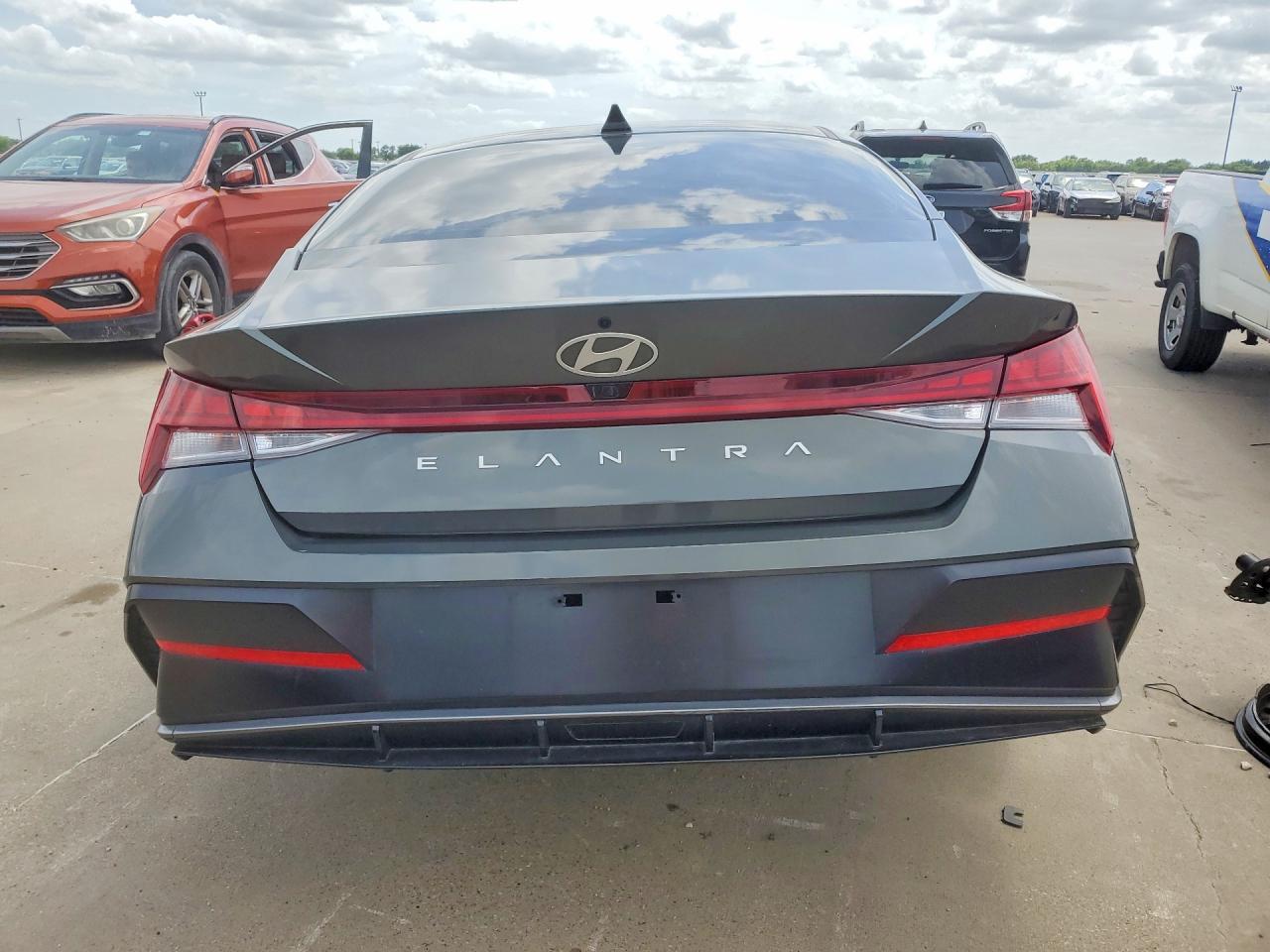 2025 Hyundai Elantra Sel - Image 6