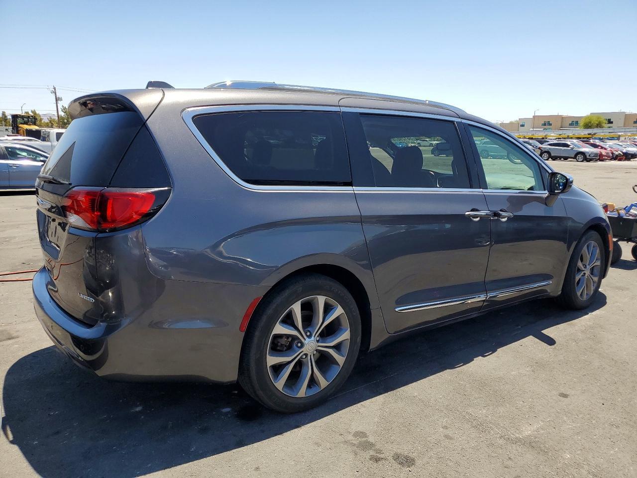 2018 Chrysler Pacifica Limited - Image 3