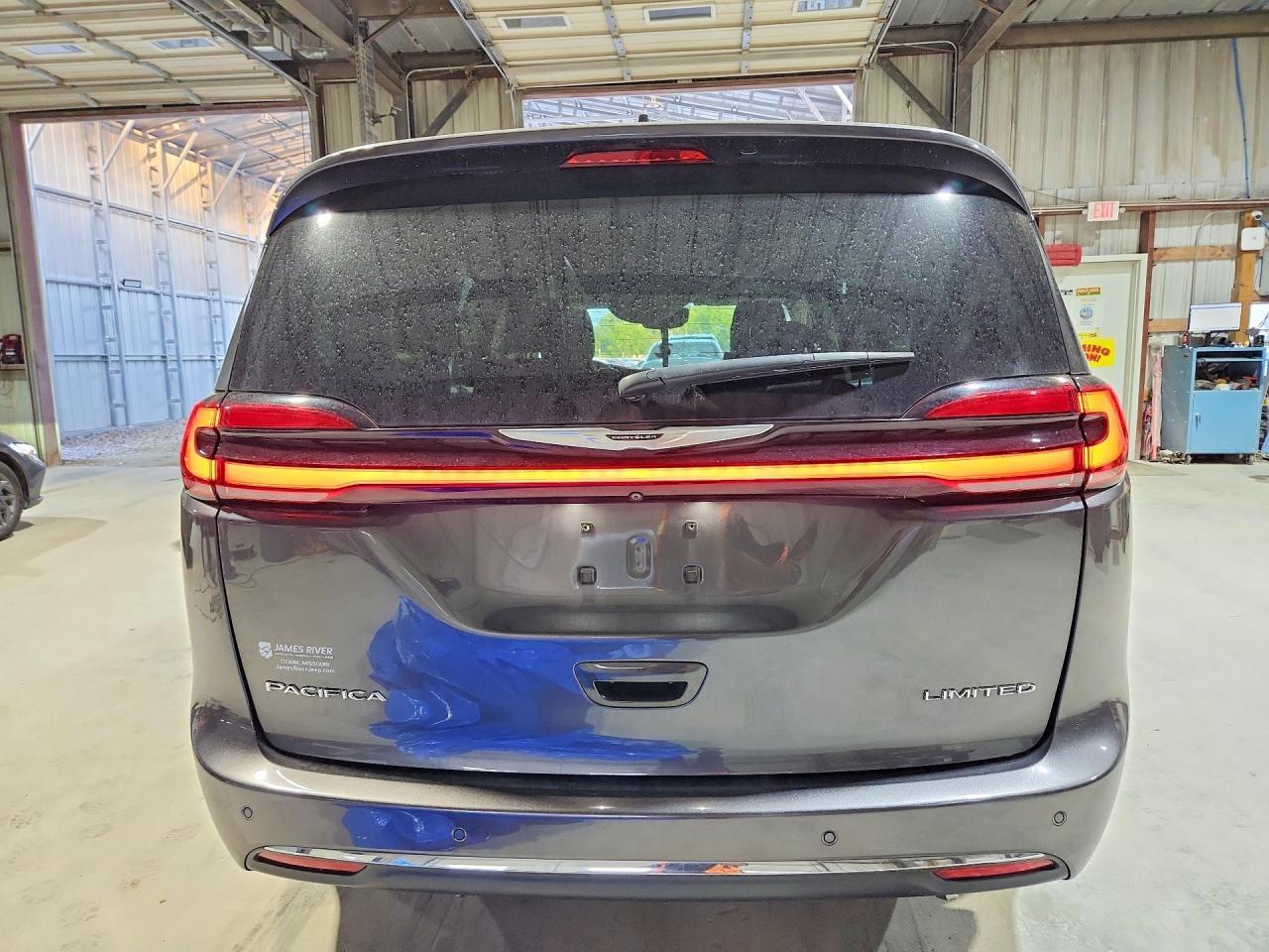 2023 Chrysler Pacifica Limited - Image 6