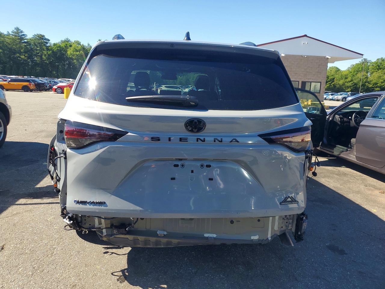 2026 Toyota Sienna Woodland Edition - Фото 6