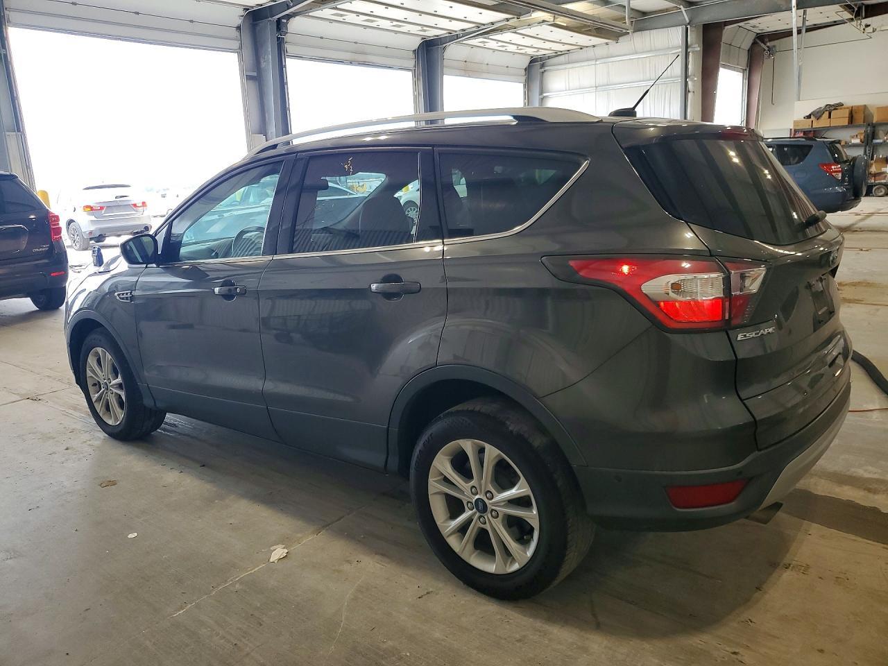 2017 Ford Escape Titanium - Фото 2