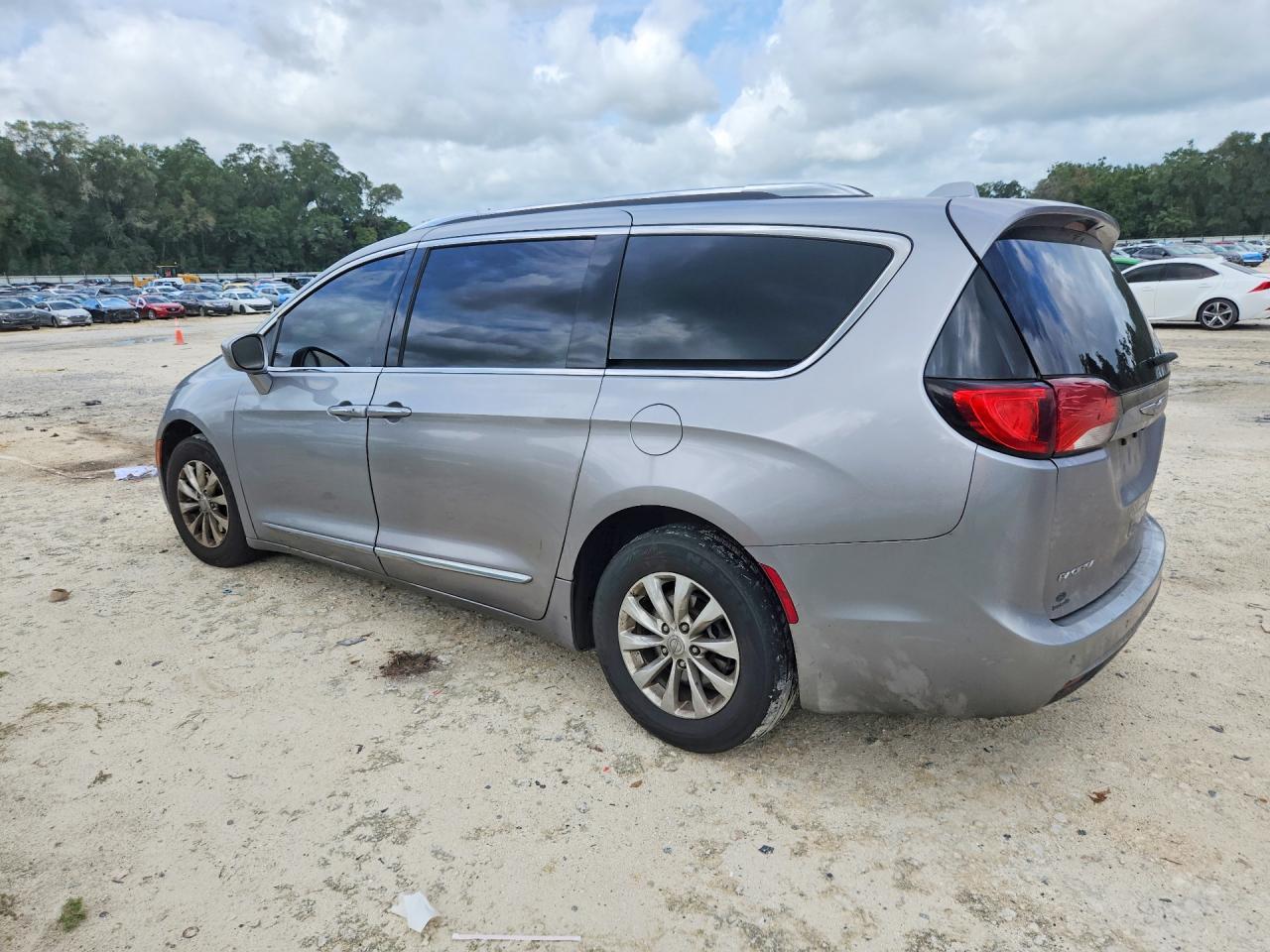 2018 Chrysler Pacifica Touring L - Фото 2