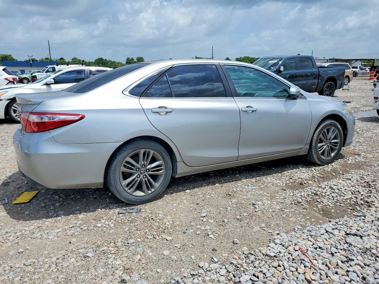 2016 Toyota Camry Se - Фото 3