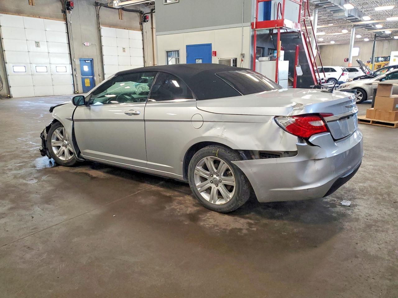 2012 Chrysler 200 Touring - Фото 2