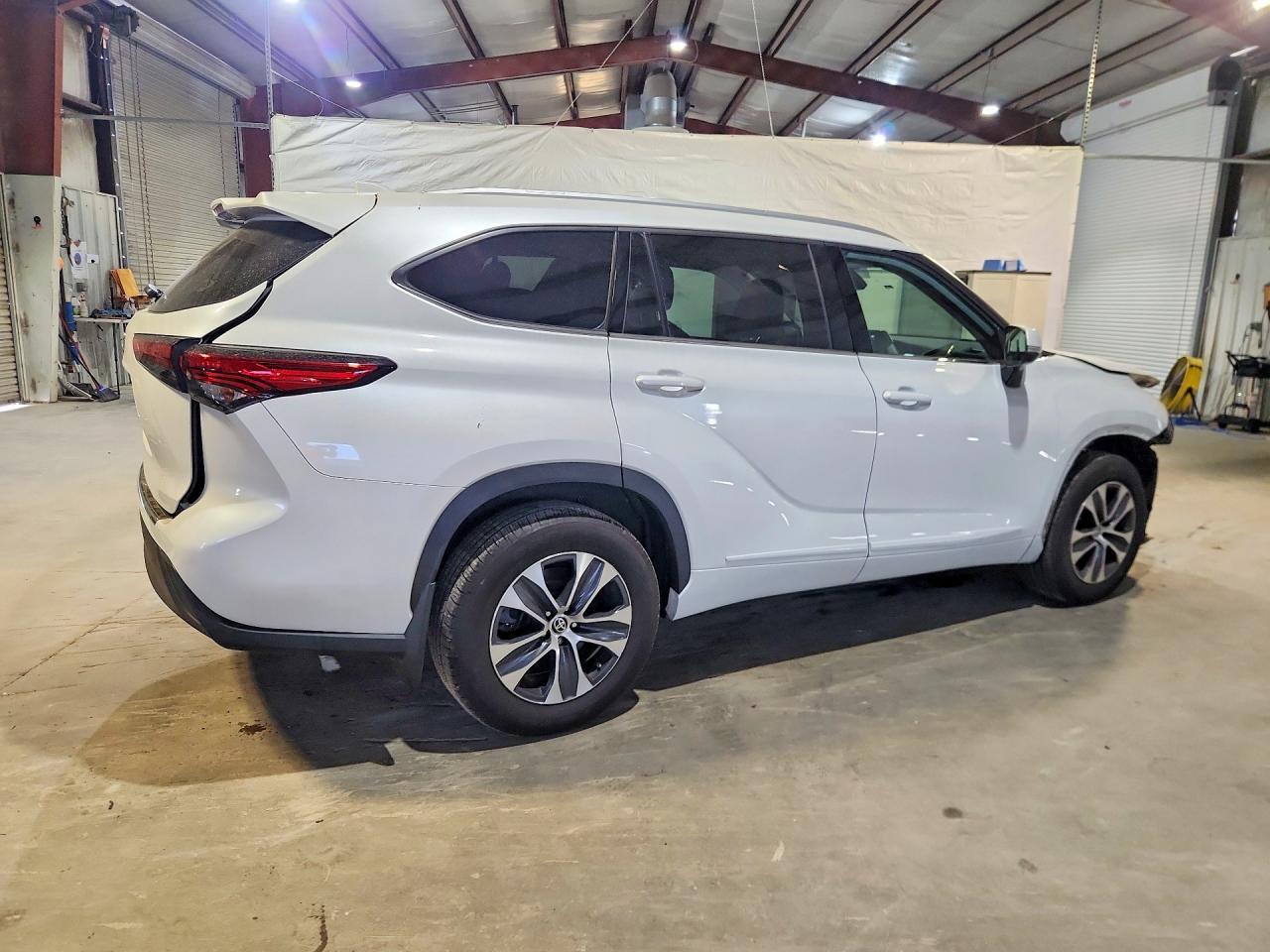 2022 Toyota Highlander Xle - Image 3