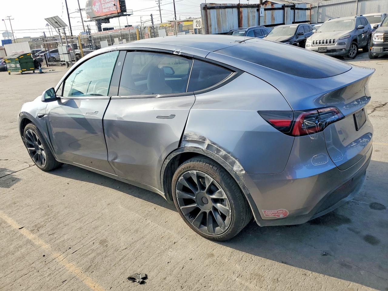 2025 Tesla Model Y - Фото 2