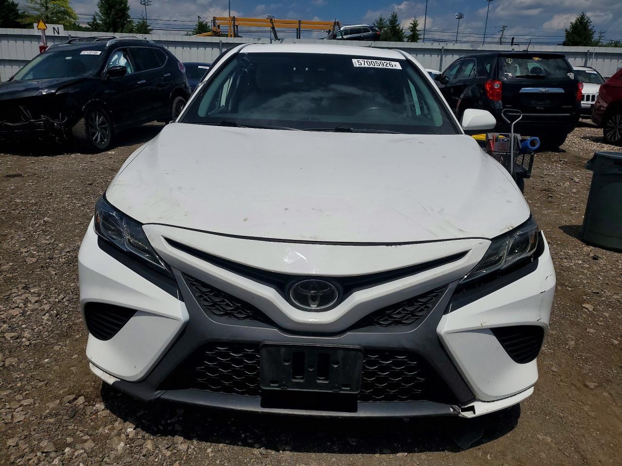 2020 Toyota Camry Se - Фото 5