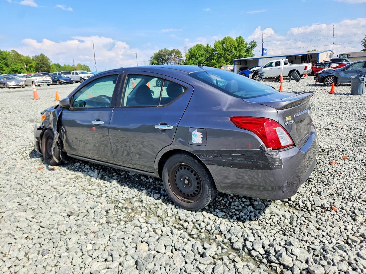 2018 Nissan Versa Sv - Image 2